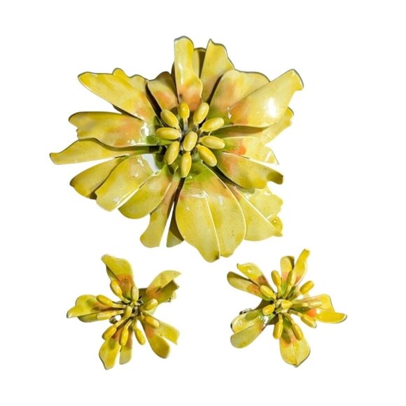 Yellow Enamel Daisy Clip Earrings Brooch Pin Set  Vintage Flower Power Retro - Picture 1 of 7